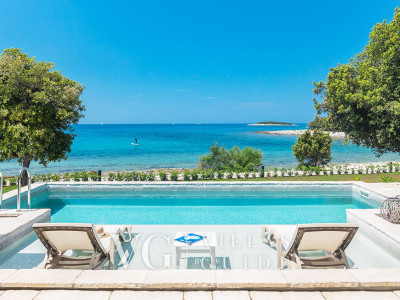 Villa Porto Bus Beachfront