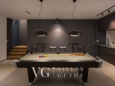 Villa Noble with outdoor pool and game room