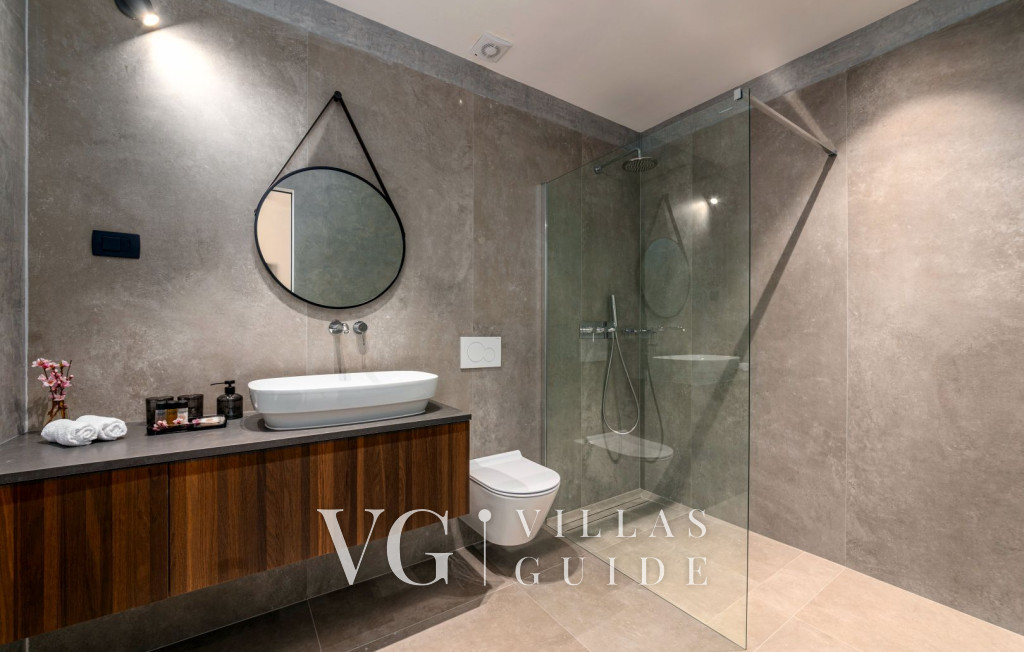 Villa Aruna Bathroom