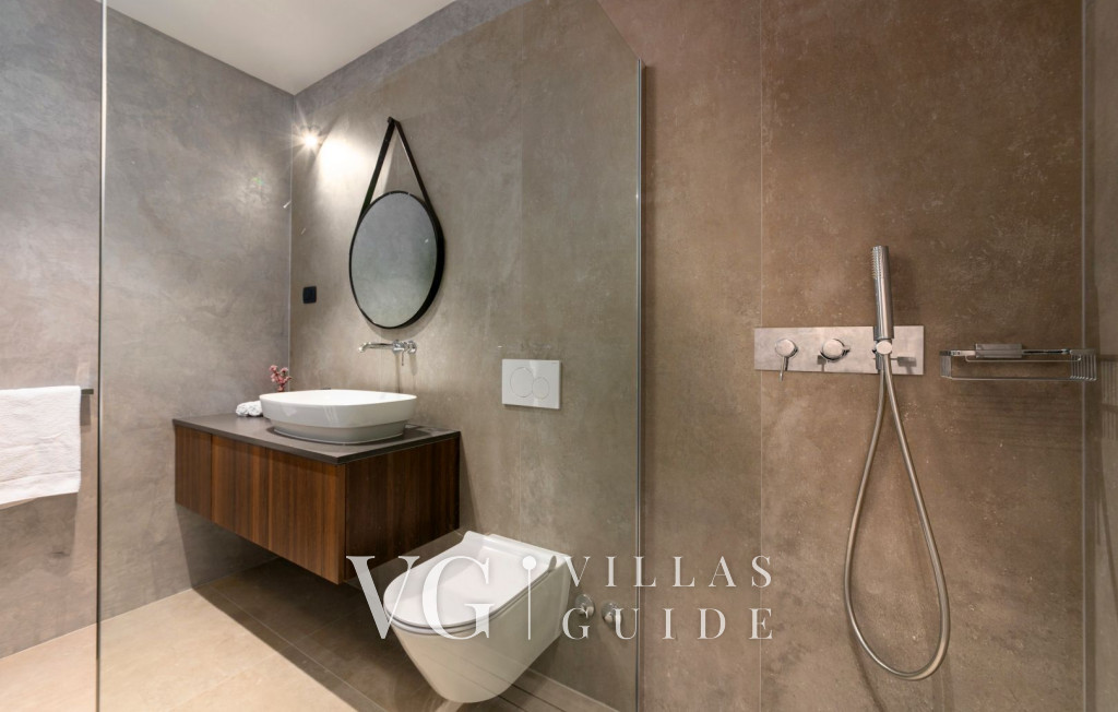 Villa Aruna Bathroom