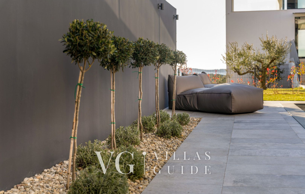 Villa Aruna Garden and property exterior