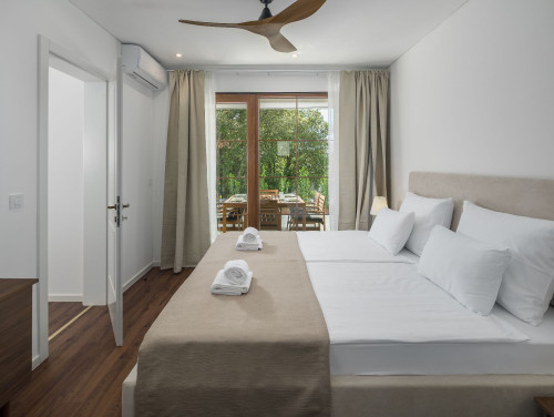 Luxury Bay Villa Porto Bus