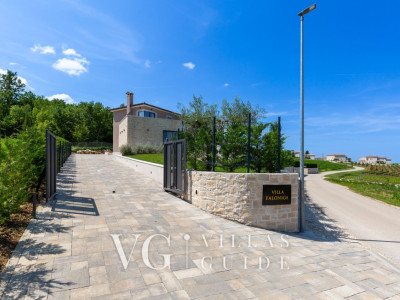 Villa Faloniga Garden and property exterior