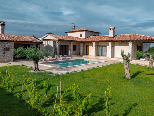 Modern Istrian Villa Lere with Pool, BBQ Lounge & Activities