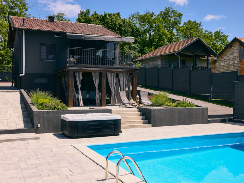 Villa Robinia Hill Residence