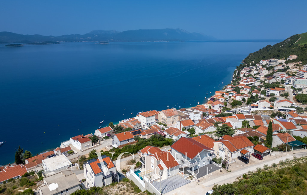 Villa Sole Komarna Garden and property exterior