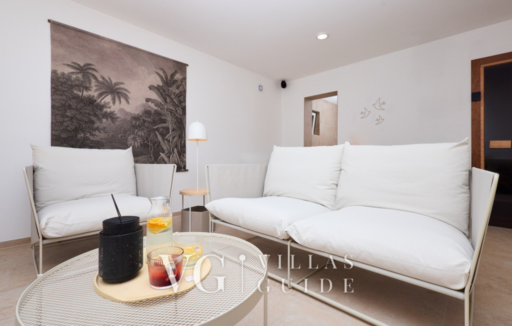 Villa River home by WH wellness