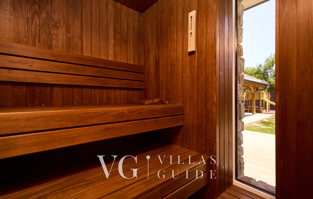 Villa River home by WH wellness