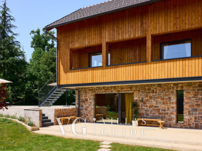 Villa River home by WH