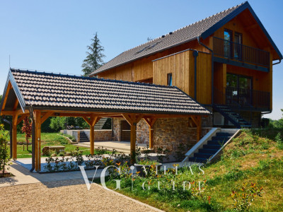 Villa River home by WH