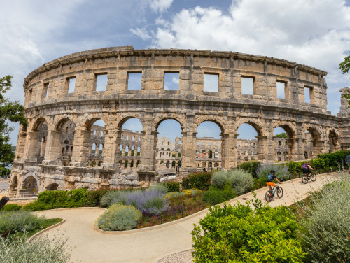 Modern & warm studio near Arena