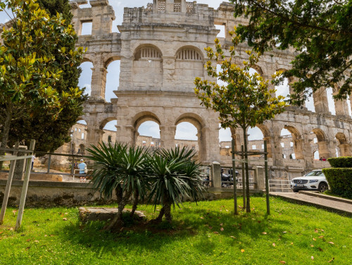 Modern & warm studio near Arena