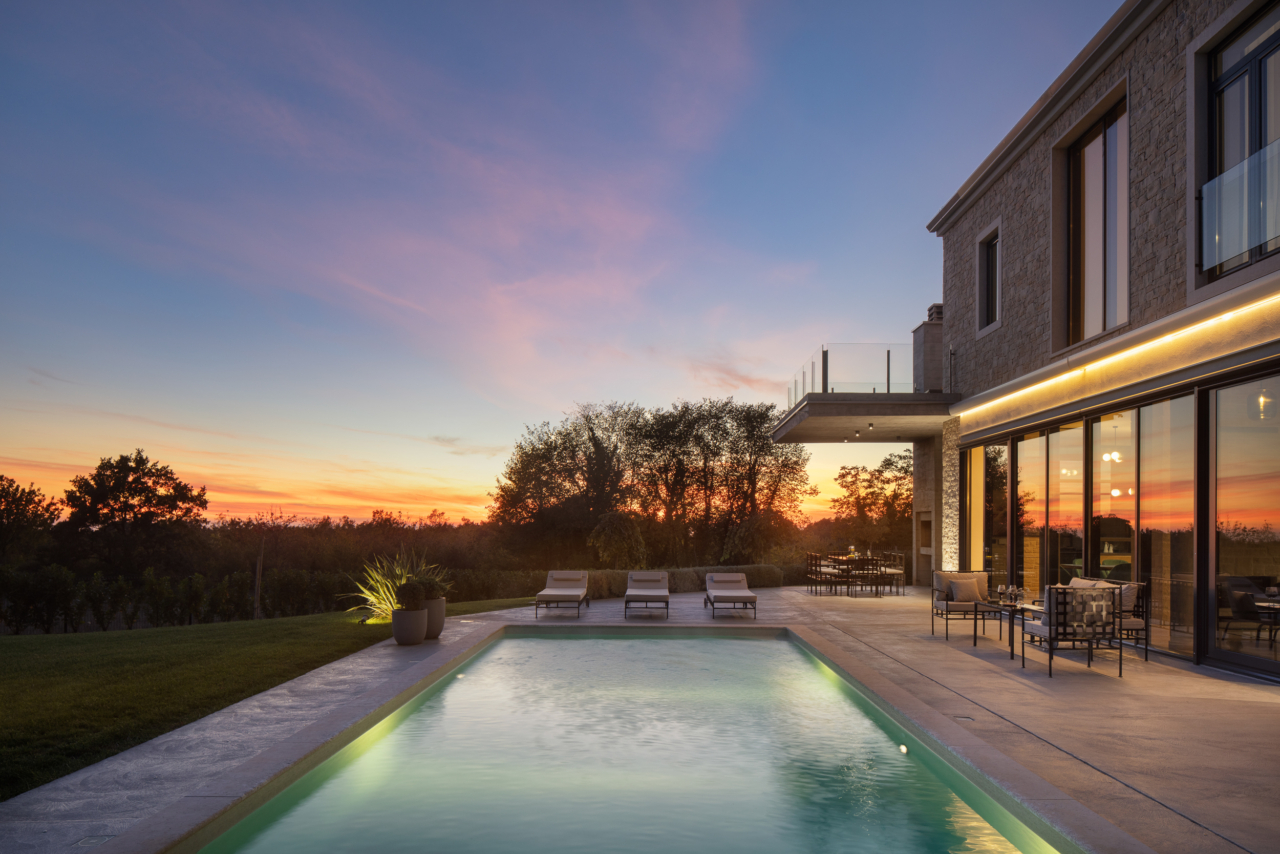 Villa di lusso costruita con materiali naturali. Dispone di una piscina riscaldata con sedie a sdraio e di una terrazza con vista sul tramonto.