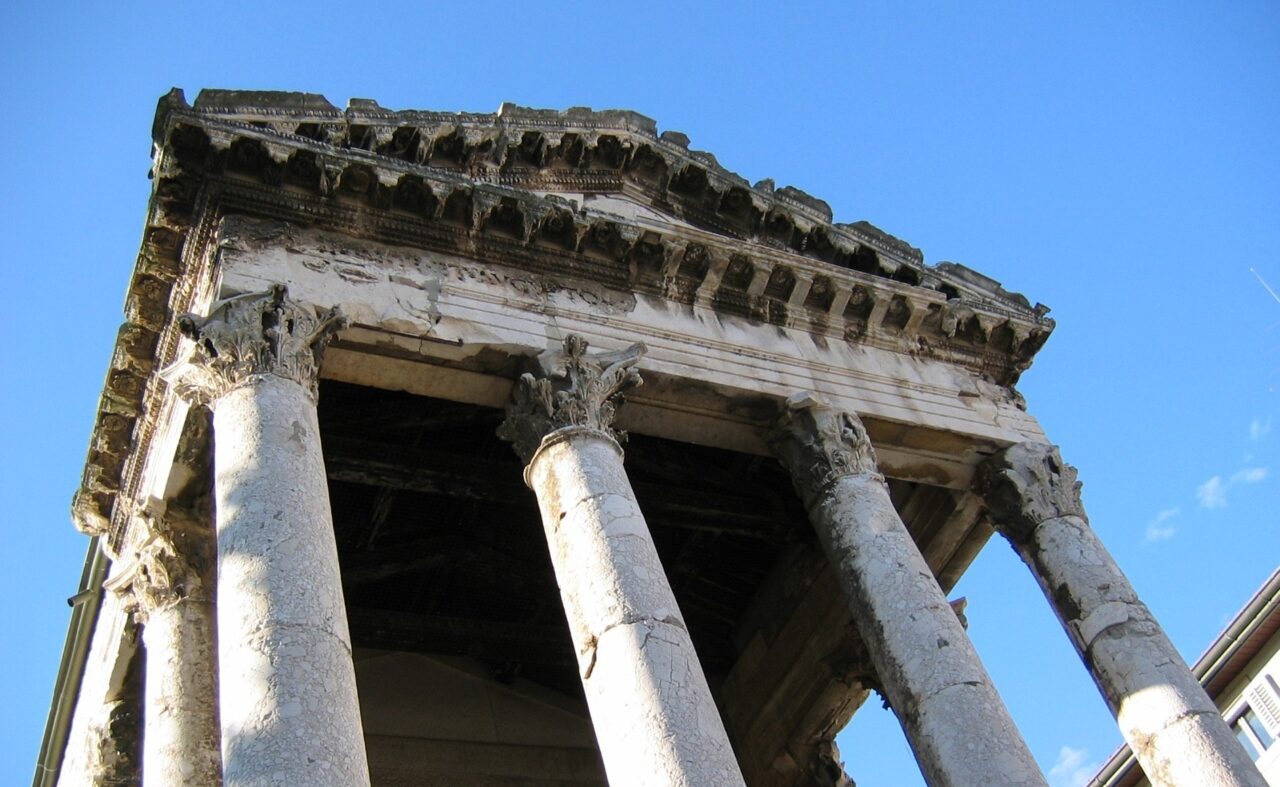 La parte superiore della facciata del tempio romano, vista dal basso