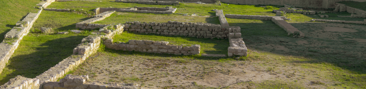 Römische Denkmäler: die niedrigen Ruinen einer luxuriösen römischen Villa inmitten eines grasbewachsenen Feldes