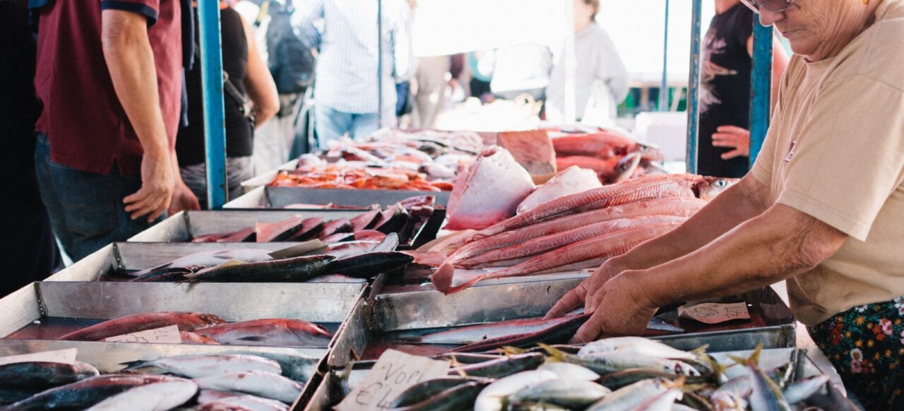 Einkaufen auf einem Fischmarkt