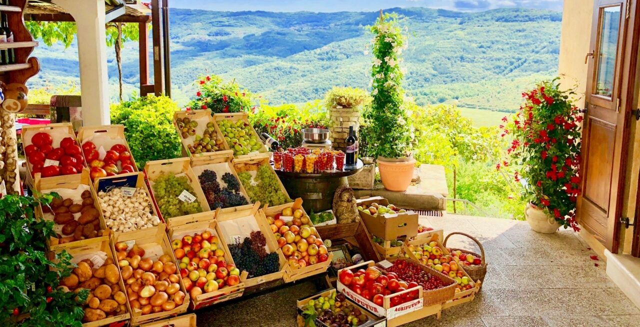 Zelena tržnica s voćem i povrćem s panoramskim pogledom na zeleni brežuljkasti krajolik