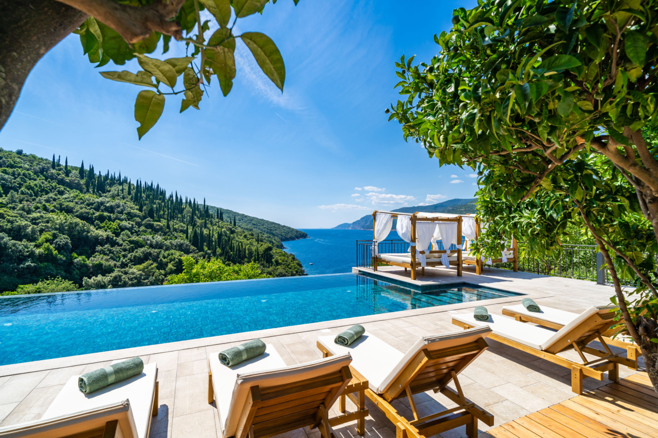 Infinity-Pool mit Blick auf die Berge und das Meer in der Villa Palma, Molunat bei Dubrovnik