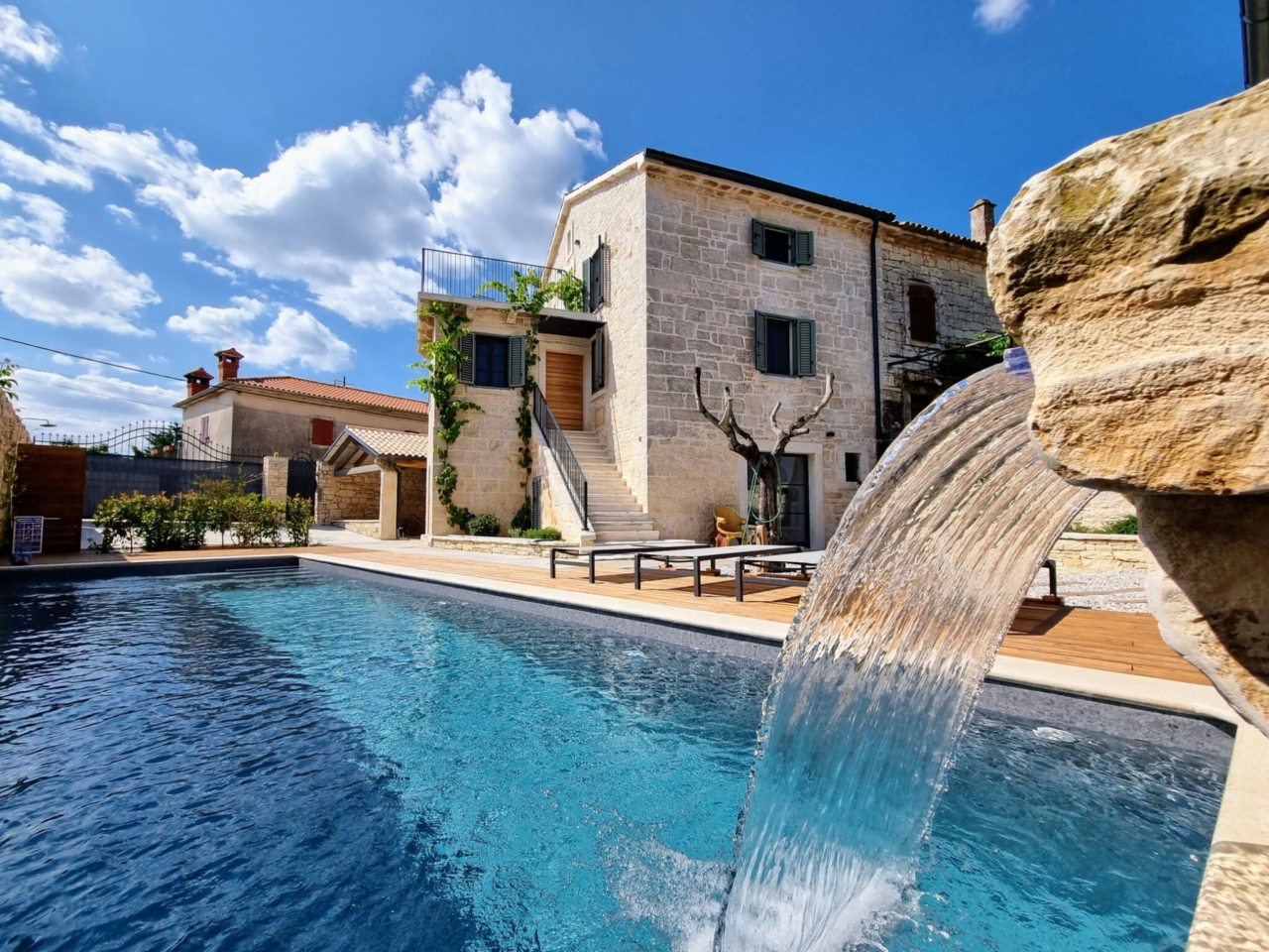 Pool mit Wasserfall in der Villa Qualia in Tinjan