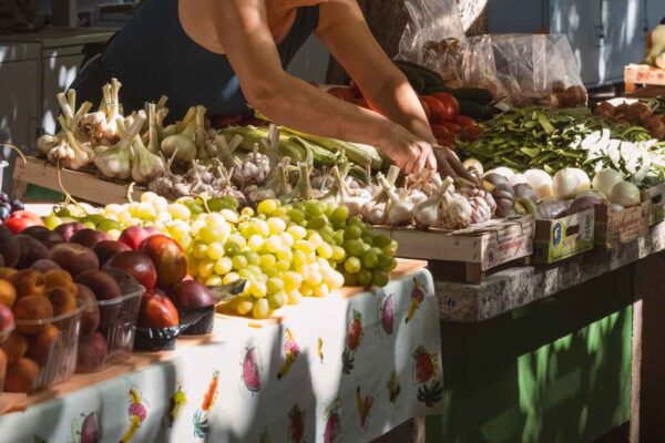 Fare la spesa come un locale in Croazia: mercati, prezzi ed etichetta (guida 2026)
