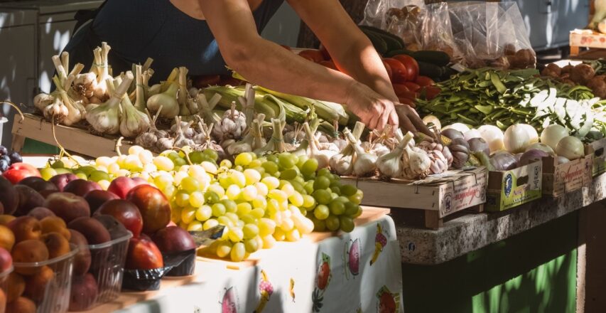 Fare la spesa come un locale in Croazia: mercati, prezzi ed etichetta (guida 2026)